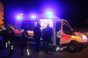 Şanlıurfa'da yolda y&uuml;r&uuml;rken d&ouml;v&uuml;l&uuml;p telefonu gasp edildi