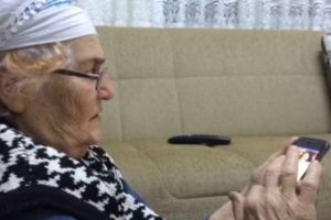 80'lik ninenin iPhone merakı