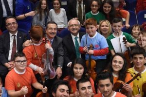 Kılı&ccedil;daroğlu, &ccedil;ocuk senfoni orkestrasının konserini dinledi