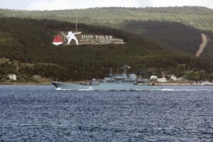 Rus savaş gemisi Boğaz'dan ge&ccedil;ti