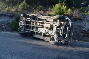 Kamyonet takla atttı, 6 belediye iş&ccedil;isi yaralandı