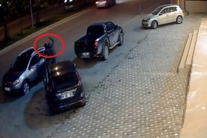 Buji ile cam patlatan hırsızlar kamerada