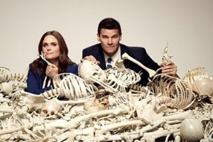 Bones'un oyuncuları milyonlarca dolar dolandırıldıklarını iddia etti