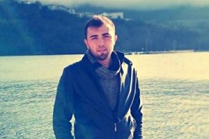 Sevgilisi terk edince bı&ccedil;akla kendini yaraladı