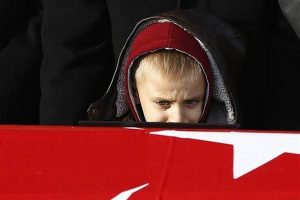 6 yaşındaki Eymen, şehit babası i&ccedil;in saf tuttu