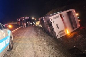 İş&ccedil;ileri taşıyan servis otob&uuml;s&uuml; devrildi: 1 &ouml;l&uuml;, 40 yaralı