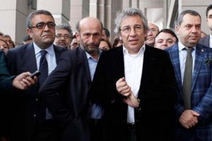 'Gazetecilere &ouml;zg&uuml;rl&uuml;k' i&ccedil;in 'umut n&ouml;beti' s&uuml;r&uuml;yor!