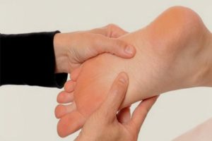 Babet ayakkabılar topuk dikenine neden oluyor
