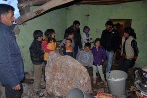 Evin ortasına 1 tonluk kaya par&ccedil;ası d&uuml;şt&uuml;