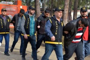 Yaşlı kadın kendisini dolandıran sahte polisleri yakalattı!