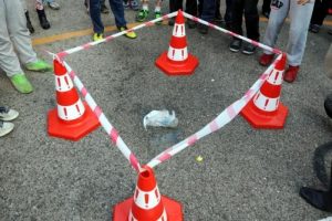 Arkadaşlarını korkutmak i&ccedil;in okul bah&ccedil;esine patlayıcı attılar