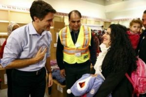 Kanada Başbakanı Trudeau m&uuml;ltecileri 'kapıda karşıladı'