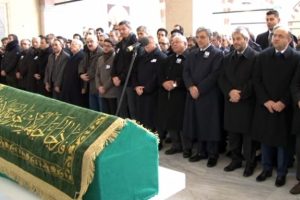 Abdullah G&uuml;l arkadaşının cenazesine katıldı