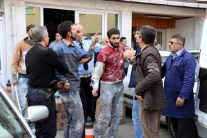 İnşaat iş&ccedil;ileri ile sokaktaki gen&ccedil;ler kavga etti: 6 yaralı