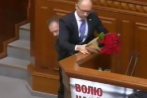 Ukrayna'da bir vekil Başbakani'ı kucaklayarak k&uuml;rs&uuml;den indirmeye kalktı
