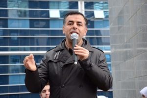 Barış Yarkadaş'tan adliyede eylem yapan iş&ccedil;ilere destek