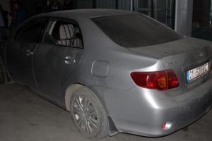 Otomobilin camını kırıp 133 bin lira &ccedil;aldılar