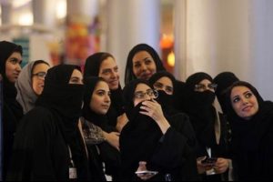 Suudi Arabistan'da kadınlar ilk kez sandıkta