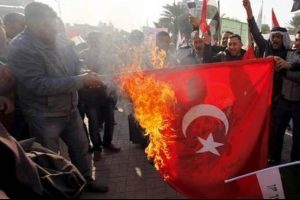 Irak'ta T&uuml;rk Bayrağı yakıldı