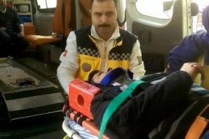 Otob&uuml;s ile kamyon &ccedil;arpıştı: 9 yaralı