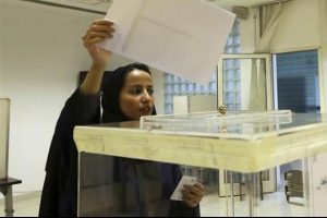 Ve Suudi Arabistan tarihinde ilk kez bir kadın belediye meclisine se&ccedil;ildi
