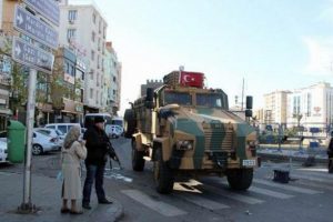 Sur il&ccedil;esinde 2 ter&ouml;rist &ouml;ld&uuml;r&uuml;ld&uuml;, jandarma operasyona destek veriyor