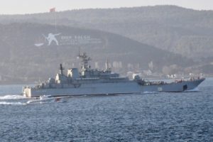 Rus savaş gemisi Boğaz'dan ge&ccedil;ti