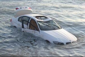Emniyet kemerini a&ccedil;amayınca 1 metre suda boğuldu