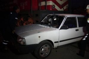 Tren hemzemin ge&ccedil;itte otomobile &ccedil;arptı: 2 yaralı