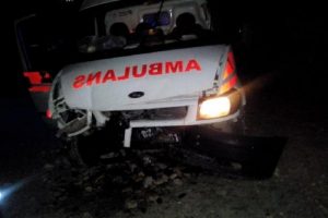 Ambulans ile otomobil &ccedil;arpıştı: 3 yaralı