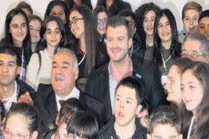 Kıvan&ccedil; Tatlıtuğ'un miniklerle gurur pozu