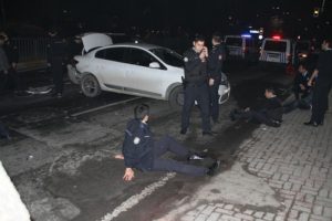 Asayiş uygulaması yapan polislere cip &ccedil;arptı: 9 yaralı