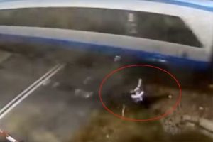 Tren ona değil, o trene &ccedil;arptı