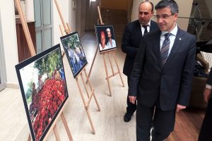 Bursa'da okul duvarlarını fotoğraflar s&uuml;sledi