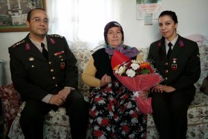 Bursa'da Nefise teyzenin y&uuml;z&uuml;n&uuml; Jandarma g&uuml;ld&uuml;rd&uuml;