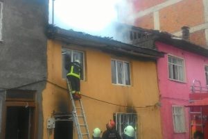Bursa'da korkutan yangın! 10 yaşındaki &ccedil;ocuk son anda kurtarıldı...