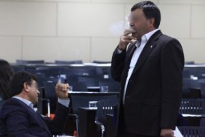 Adana'da meclis salonu duman altı!