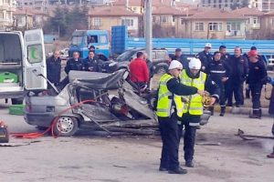 Otomobil kamyonla &ccedil;arpıştı: Baba &ouml;ld&uuml;, iki &ccedil;ocuğu yaralı