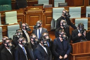 Kosova Meclisi'nde yine gaz bombası atıldı