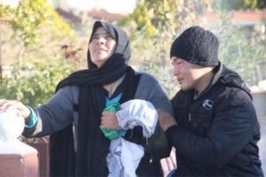 Kızının cansız bedenini kilometrelerce y&uuml;r&uuml;yerek taşıdı