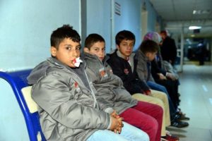 Erbaa'da kamyonla minib&uuml;s &ccedil;arpıştı: 13 yaralı