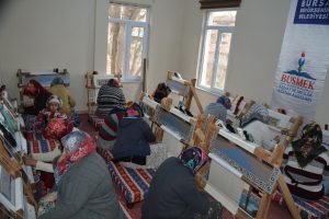 Bursa dağ y&ouml;resi kadınları ilmek ilmek ipek dokuyor...