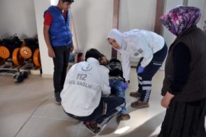 Otomobilin &ccedil;arptığı motosiklet s&uuml;r&uuml;c&uuml;s&uuml; yaralandı