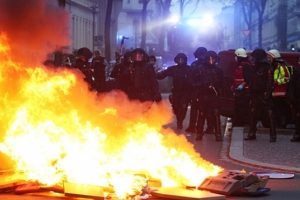 Almanya'da solcu gruplarla polis arasında &ccedil;atışma