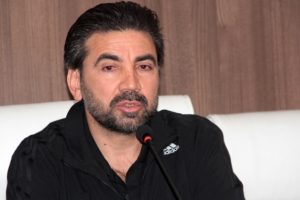 Oyuncuları eleştirip istifa etti