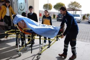 Besni'de bı&ccedil;aklı kavgada lise &ouml;ğrencisi yaralandı