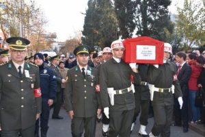 Arkadaş kurşunuyla şehit olan asker, toprağa verildi