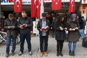 &Uuml;niversiteliler caddede kitap okudu