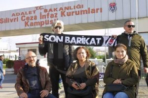 &Ccedil;arsı Grubu tutuklu gazeteciler i&ccedil;in Silivri'de