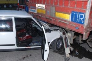 Adana'da otomobil TIR'a &ccedil;arptı: 2 &ouml;l&uuml;, 2 yaralı